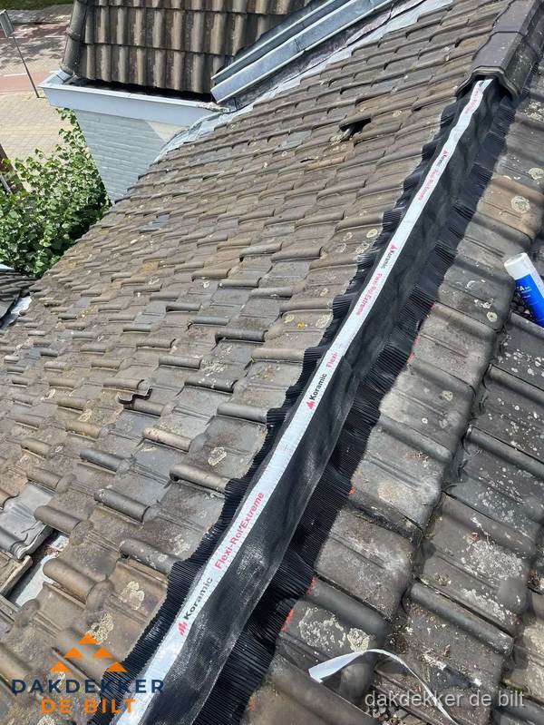 Nokvorst renovatie met Koramic nokrol op schuin pannendak in De Bilt