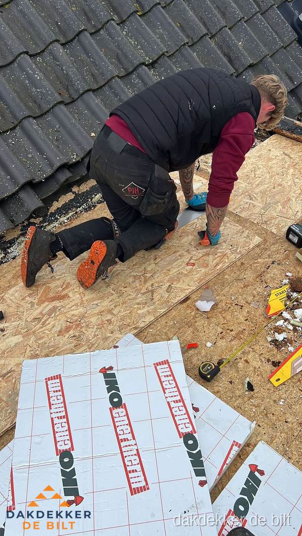 Dakdekker plaatst PIR-isolatieplaten op plat dak in De Bilt