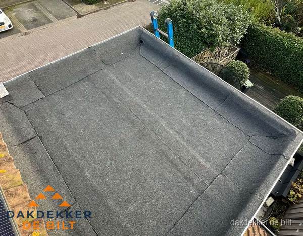 Gerenoveerd plat dak met nieuwe bitumen dakbedekking in De Bilt