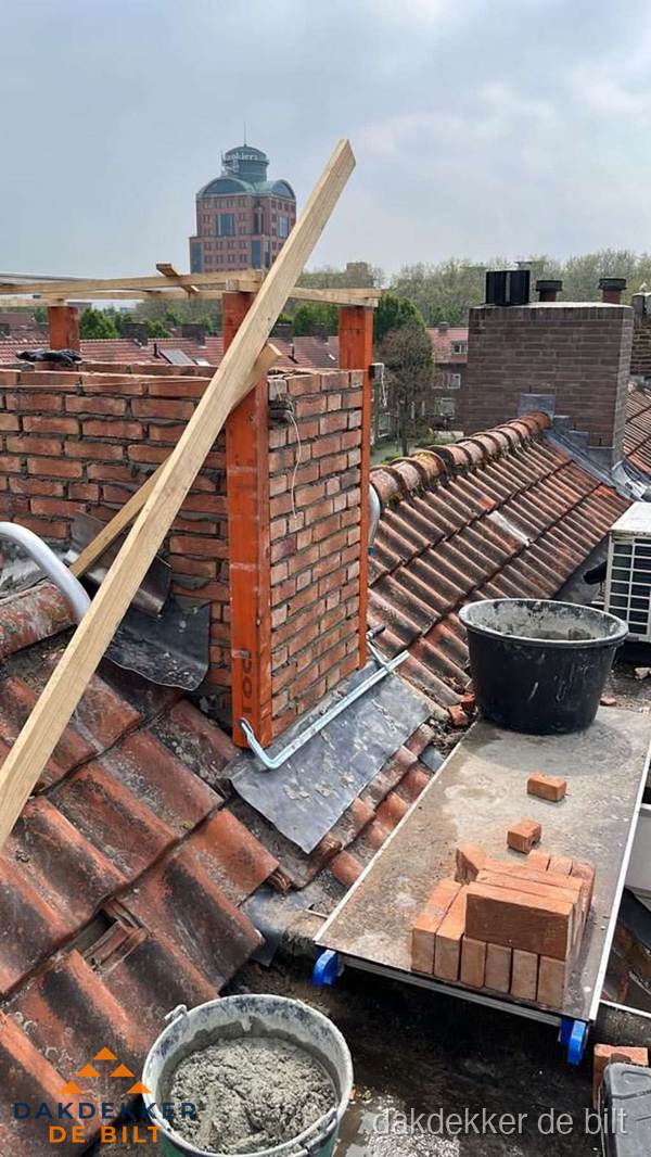 Schoorsteen renovatie met metselwerk op schuin dak in De Bilt