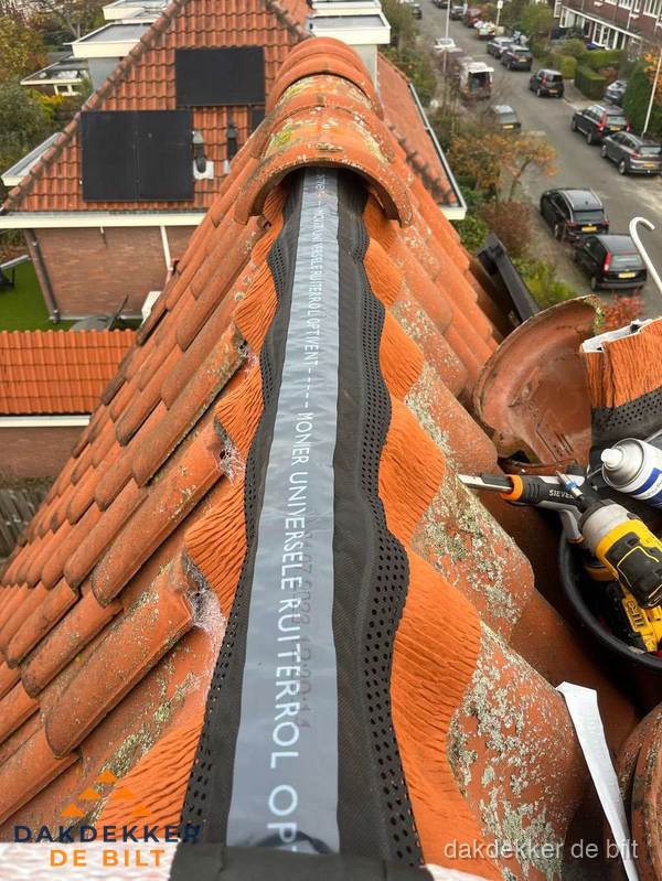 Dakdekker vervangt nokvorst met ruiterrol op pannendak in De Bilt