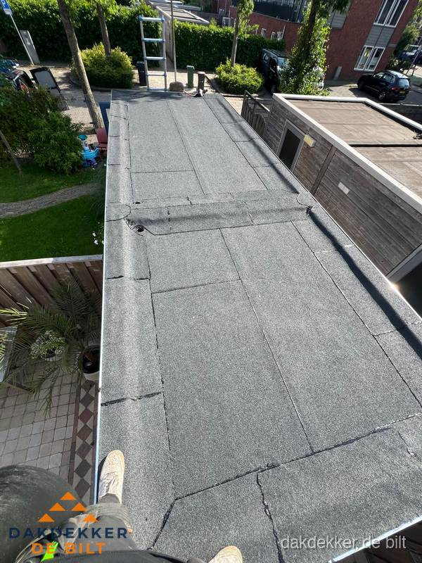 Bitumen plat dak rijtjeswoning vanuit dakdekker perspectief in De Bilt