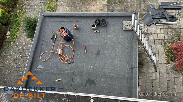 Plat dak met nieuwe bitumen bedekking in De Bilt