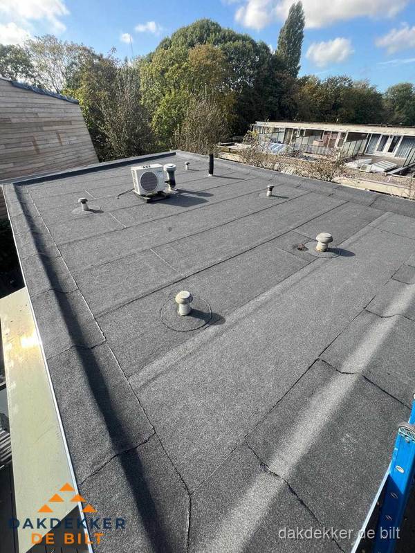 Kosten dakdekker: afgewerkt plat bedrijfsdak met bitumen in De Bilt