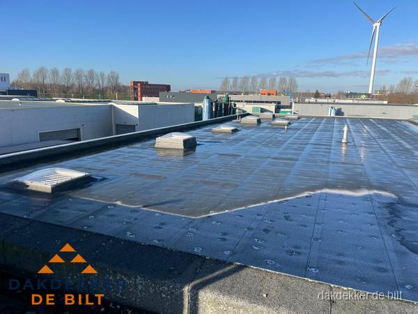 Plat dak bedrijfspand met bitumen dakbedekking en lichtkoepels in De Bilt