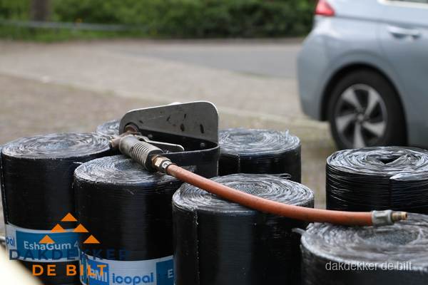 Rollen bitumen dakbedekking EshaGum klaar voor installatie in De Bilt