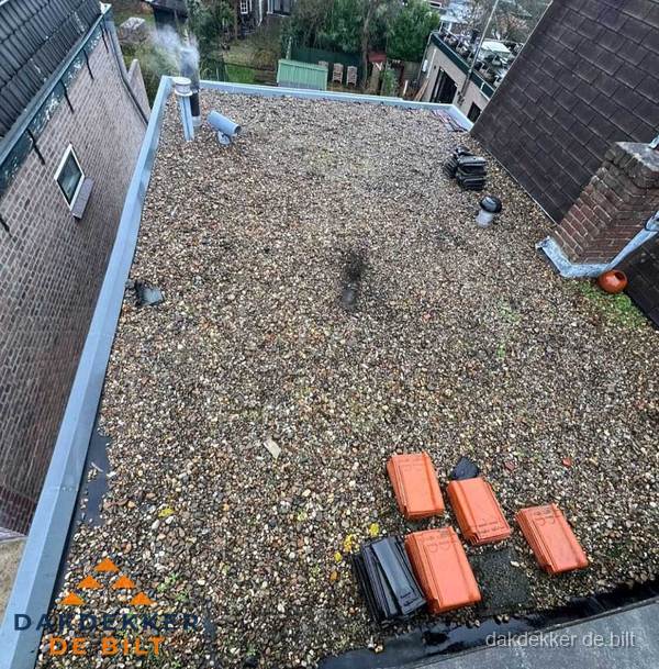 Plat dak met grindballast en dakdoorvoeren in De Bilt
