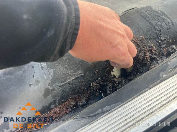 Schade aan bitumen dakbedekking op plat dak in De Bilt