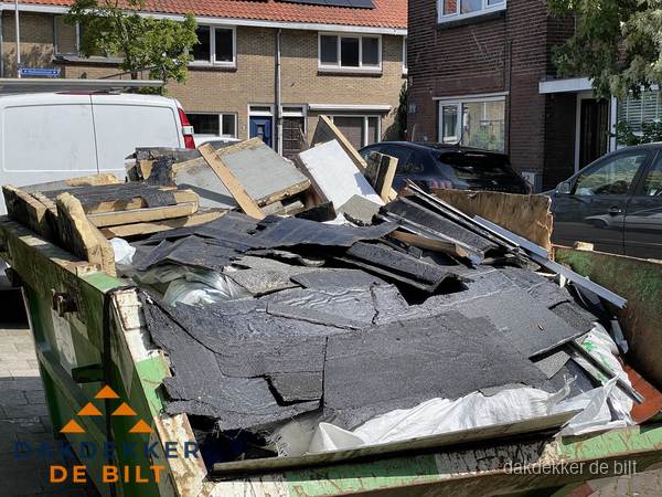 Afvalcontainer met gesloopt dakmateriaal tijdens dakkapel renovatie in De Bilt