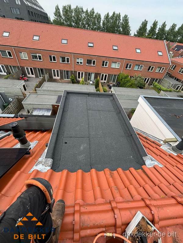 Bitumen dak reparatie op plat dak tussen dakpannen in De Bilt