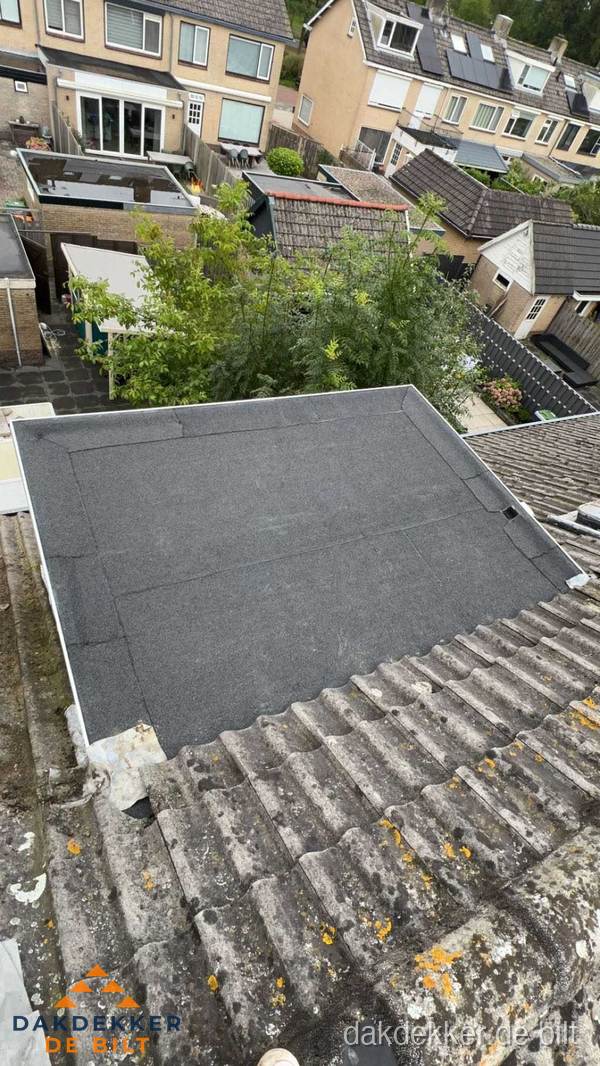 Plat dak aanbouw met bitumen dakbedekking in woonwijk De Bilt