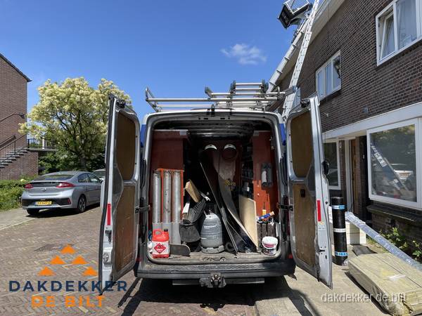 Spoed dakdekker bus met gereedschap en ladder bij woning in De Bilt