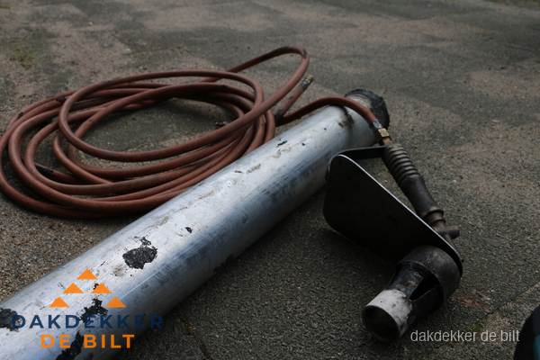 Dakdekker gasbrander en gereedschap voor spoedklus in De Bilt