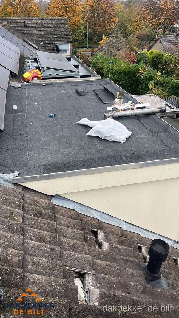 Beschadigde dakbedekking op plat dak voor reparatie in De Bilt