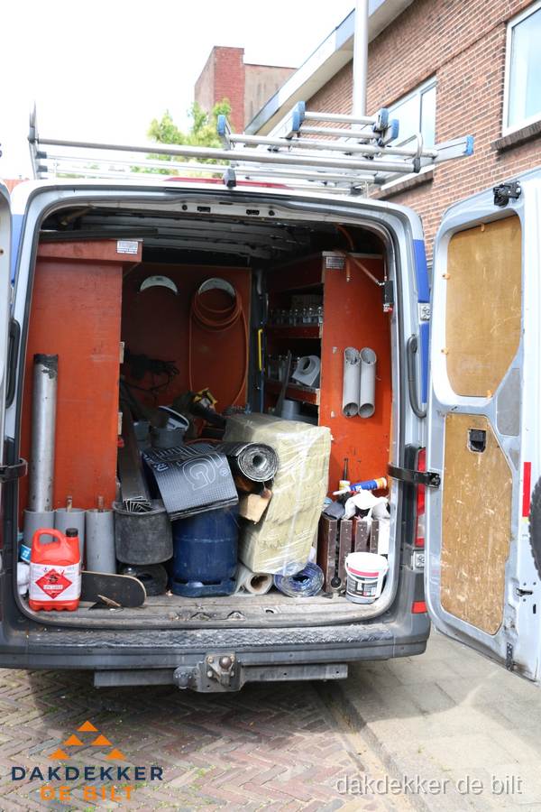 Bedrijfsbus van dakdekker met gereedschap en materialen in De Bilt