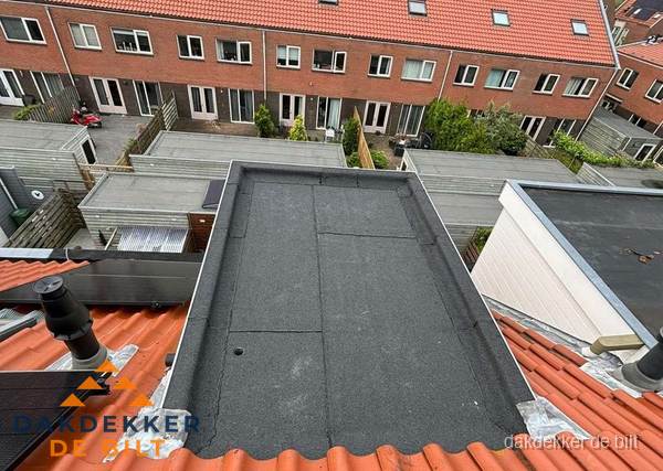 Plat dak met bitumen bedekking naast dakkapel in De Bilt