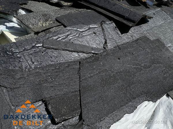 Verwijderd oud bitumen dakleer klaar voor vervanging in De Bilt