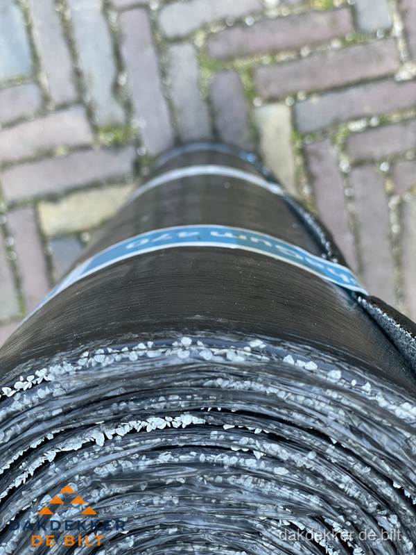 Rol bitumen dakleer met leislag voor plat dak in De Bilt