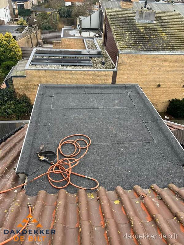 Reparatie aansluiting plat dak en schuin dak in De Bilt