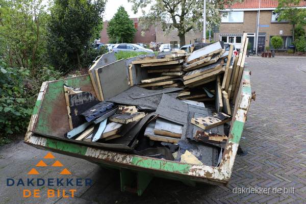 Puincontainer met oud dakmateriaal na dakrenovatie in De Bilt