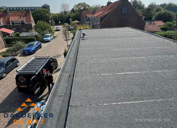 Nieuw bitumen plat dak met uitzicht over woonwijk in De Bilt