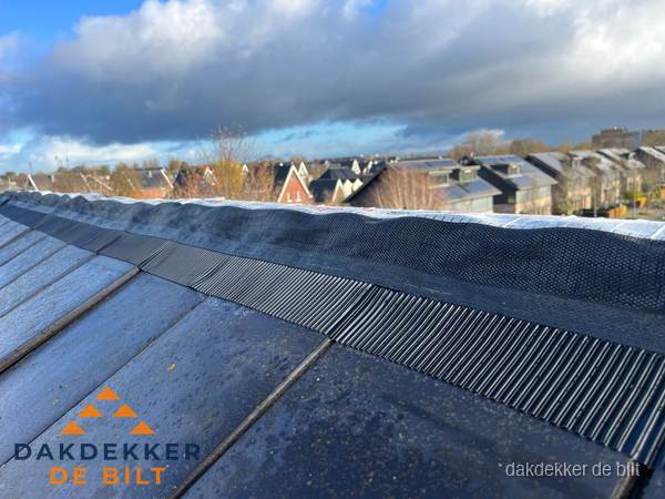 Dakisolatie bij de nok met ventilatieprofiel op schuin dak in De Bilt