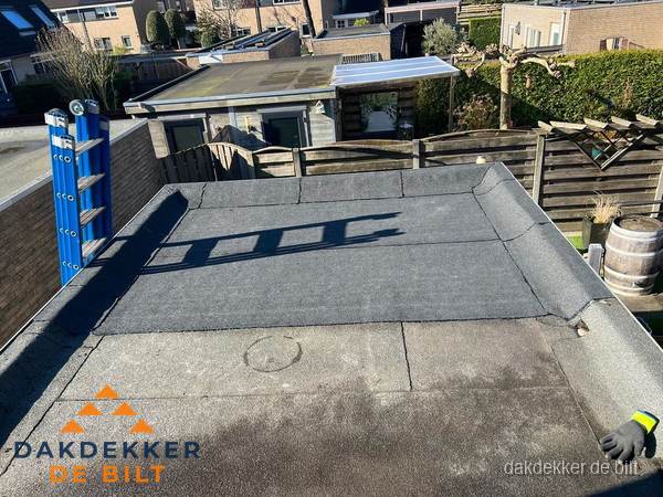 Dakdekker bij bitumen plat dak renovatie in De Bilt