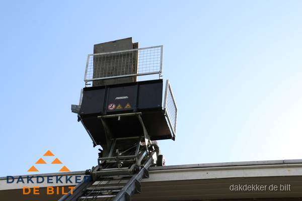 Dakdekkerslift voor materiaal transport bij dakwerkzaamheden in De Bilt