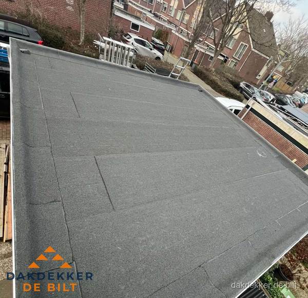 Nieuwe bitumen dakbedekking op plat dak van garage in De Bilt