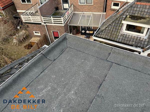 Overzicht plat dak met dakgoot in woonwijk De Bilt