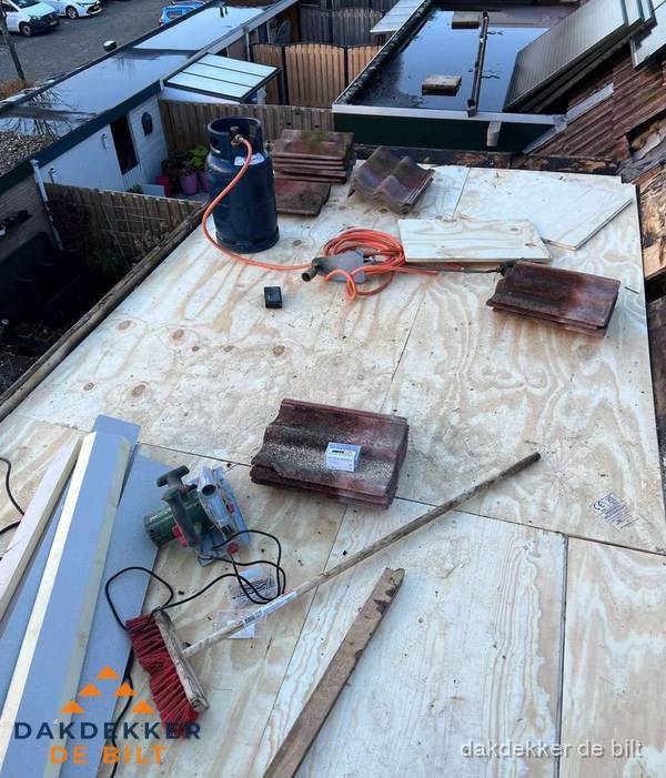 Dakreparatie werkzaamheden op plat dak met gereedschap in De Bilt