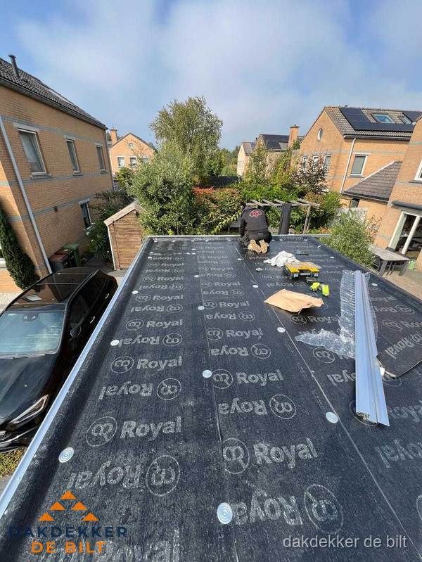 Nieuwe Royal bitumen dakbedekking op plat dak van aanbouw in De Bilt