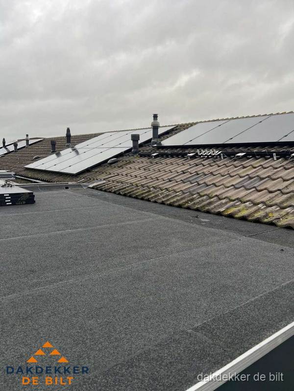 Bitumen dakbedekking op plat dak met aansluitend pannendak en zonnepanelen in De Bilt