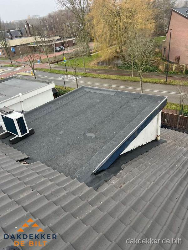 Plat dak met bitumen isolatie en dakbedekking in De Bilt