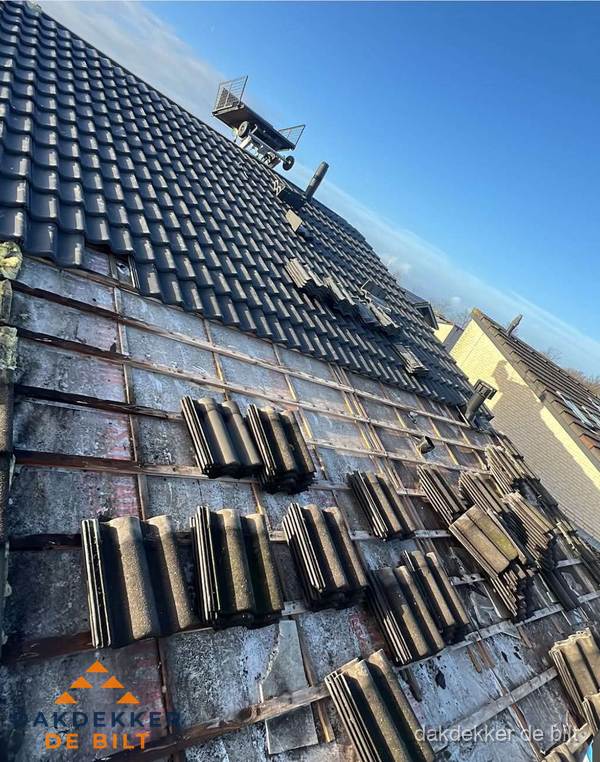 Schuin dak renovatie met nieuwe dakpannen in De Bilt