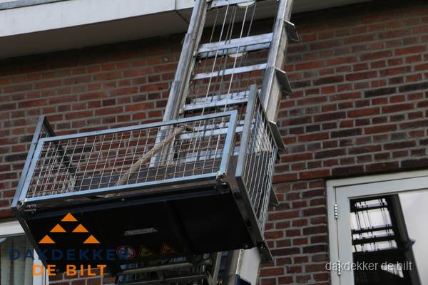Ladderlift met dakpannen voor dakpan reparatie in De Bilt