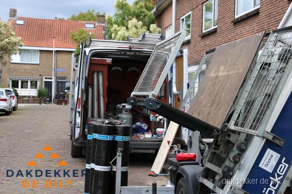 Dakdekkersbusje met materiaal en ladderlift voor dakpannen vervangen in De Bilt
