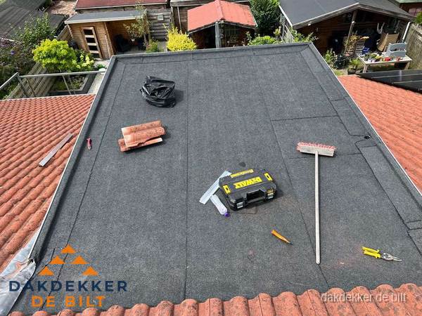 Gereedschap op nieuw plat dak na renovatie in De Bilt