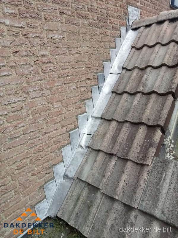 Loodslabben langs dakaansluiting bij bakstenen muur in De Bilt