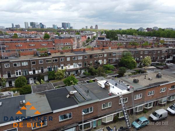 Spoed dakdekker aan het werk op plat dak in woonwijk De Bilt
