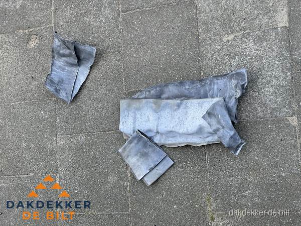 Oude verwijderde loodslabben na vervanging in De Bilt