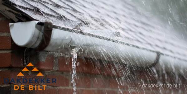 Lekkende dakgoot tijdens regenval in De Bilt