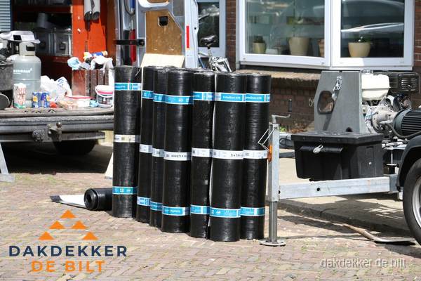 Rollen bitumen dakbedekking klaar voor daklekkage reparatie in De Bilt