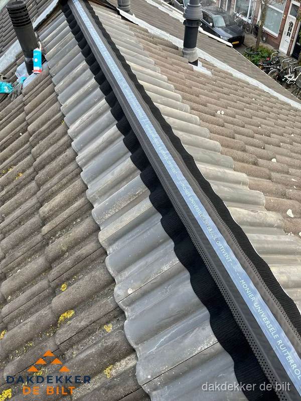 Nokvorst met Monier ventilatie op schuin pannendak in De Bilt