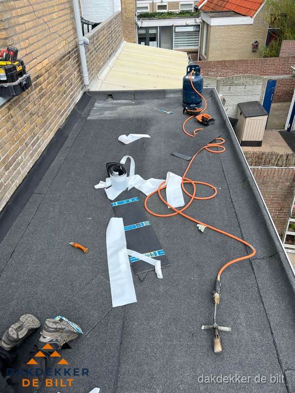 Dakdekkers bezig met bitumen dakbedekking in De Bilt