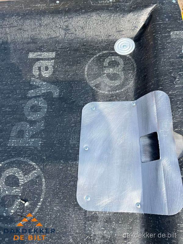 Dakdoorvoer met metalen afvoerplaat op bitumen dak in De Bilt