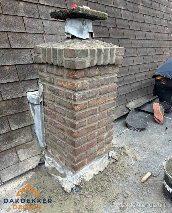 Schoorsteen reparatie met lood en voegwerk op leien dak in De Bilt