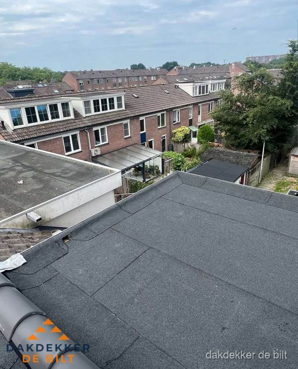 Vernieuwd plat dak met bitumen in woonwijk in De Bilt