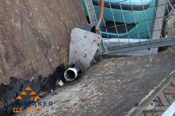 Dakdekkers gasbrander voor bitumen werkzaamheden in De Bilt