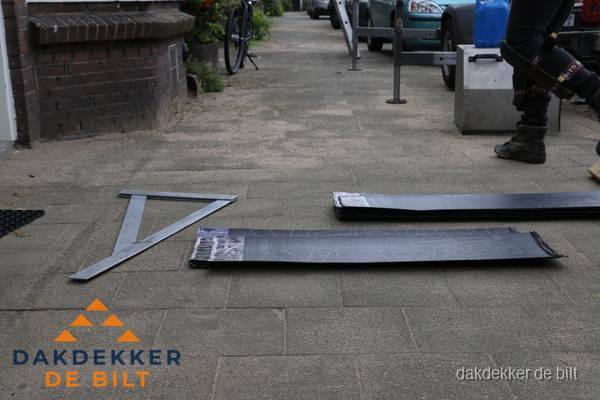 Dakbedekkingsmateriaal en zinkwerk klaargelegd voor reparatie in De Bilt